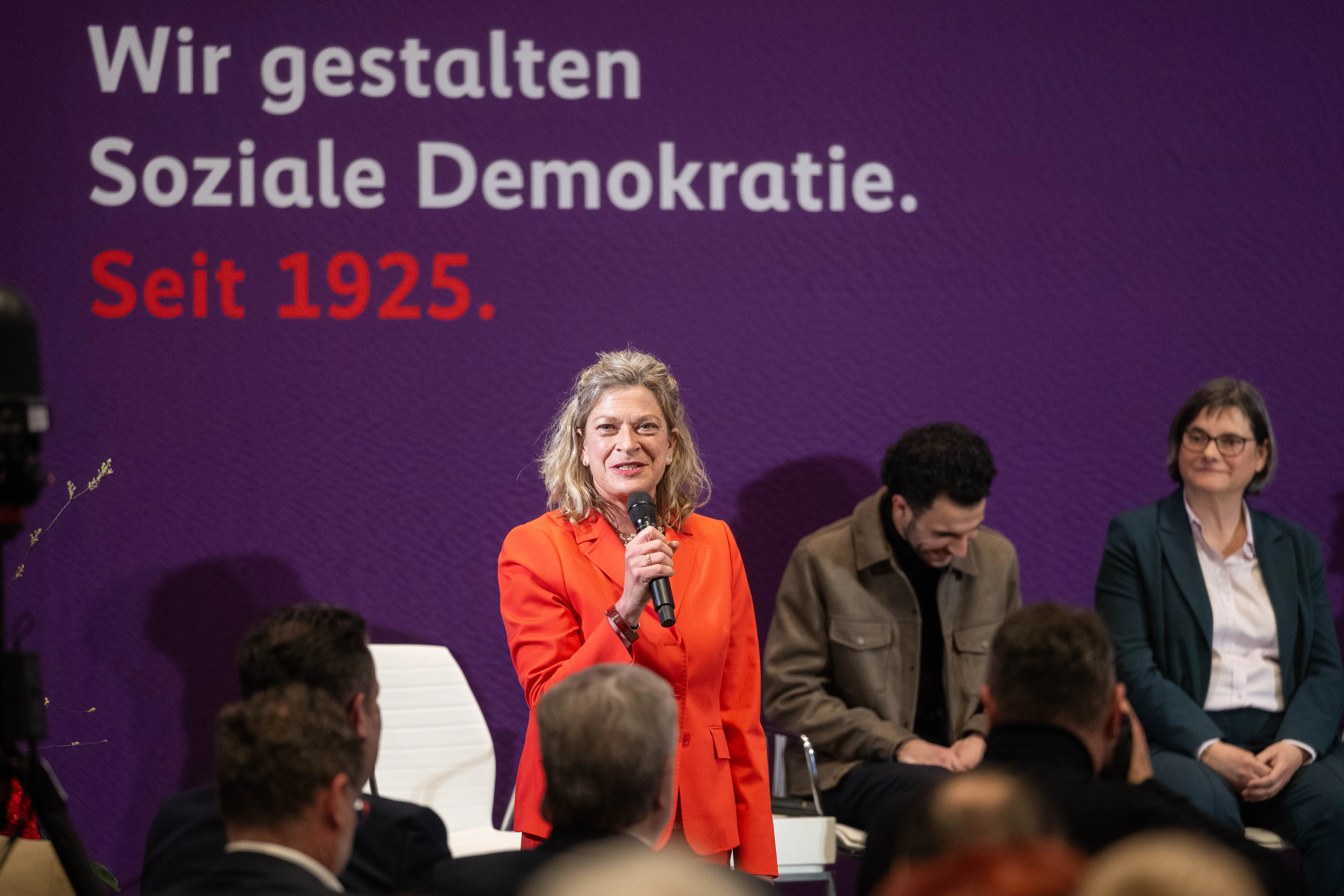 Sabine Fandrych auf der Bühne der Friedrich-Ebert-Stiftung. Im Hintergrund steht der Text "Wir gestalten Soziale Demokratie. Seit 1925."