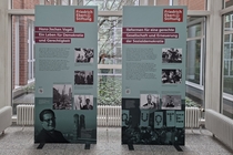 Zwei Ausstellungswände über Hans-Jochen Vogel im Foyer der FES in Bonn