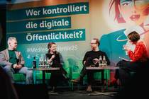 Foto: Zwei Frauen und zwei Männer sitzen auf dem Podium der MedienAkademie 2025.