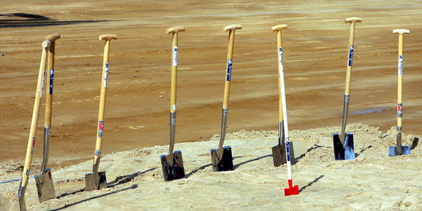 Spatenstich eines neuen Werksgeländes.