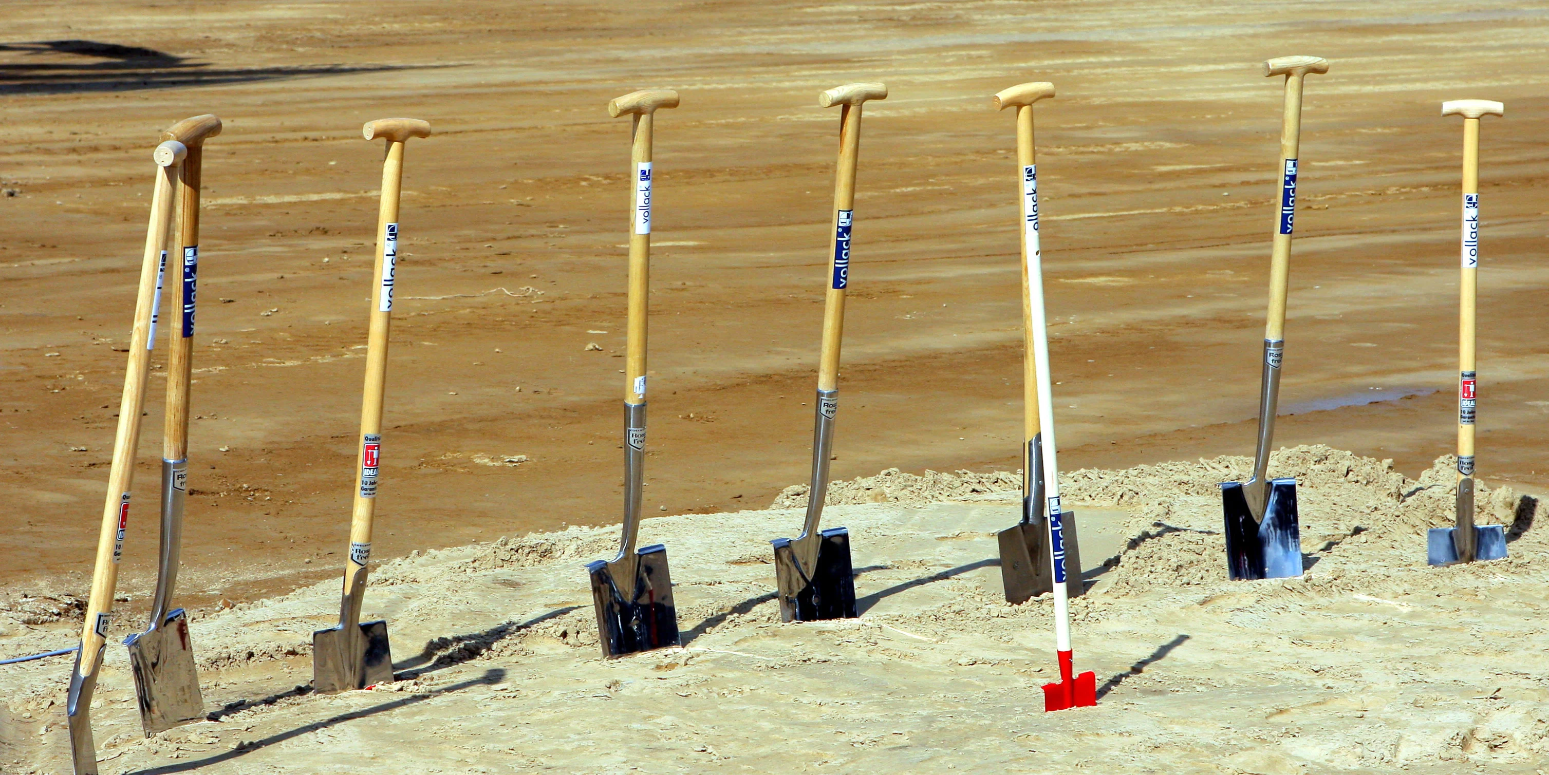 Spatenstich eines neuen Werksgeländes.