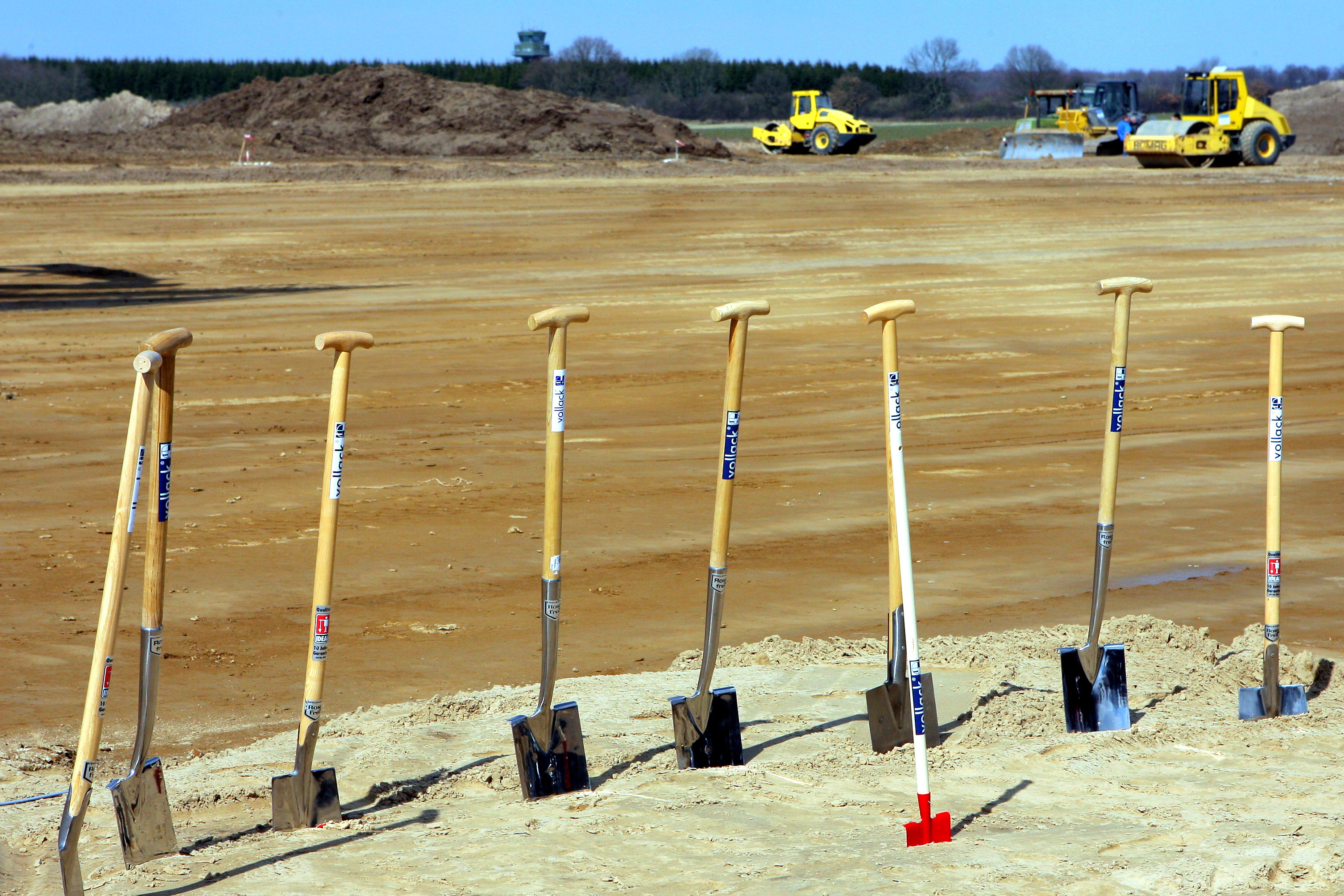 Spatenstich eines neuen Werksgeländes.